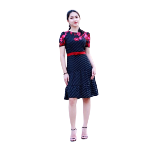 Đầm đen hoa đỏ nơ