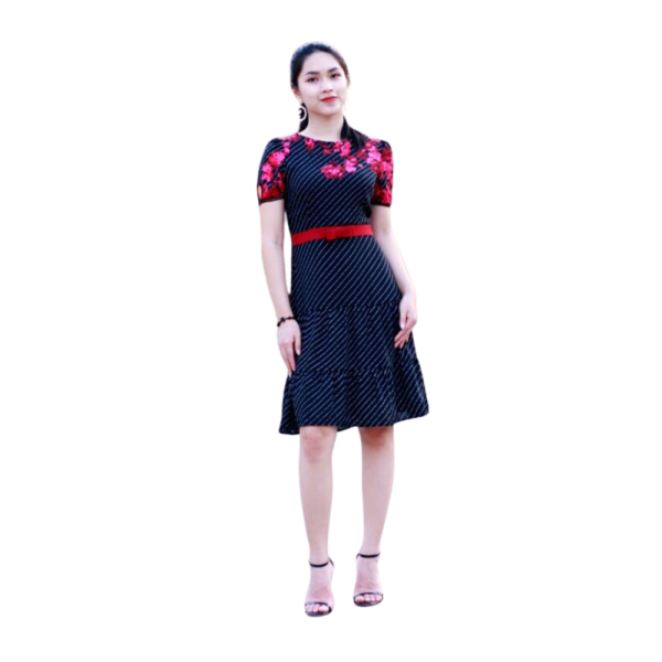 Đầm đen hoa đỏ nơ